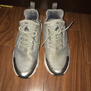GREY/ GRAY NIKE HURACHES